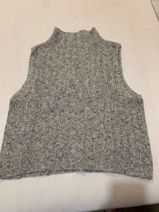 Chaleco de punto gris cuello alto