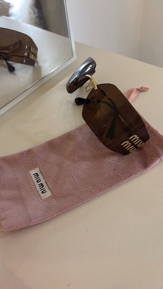 Gafas de sol Miu Miu marrones y doradas