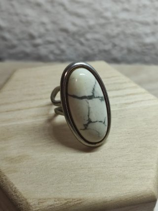 Anillo Grande de metal y Howlita blanca