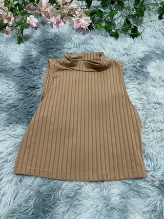 Top sin mangas cuello alto beige