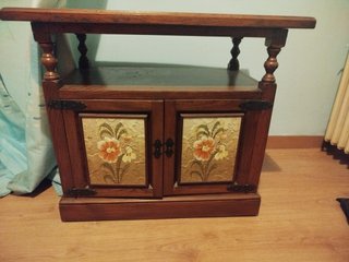 Mueble de madera con detalles dorados