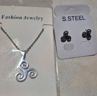 Conjunto Acero Pendientes y Colgante Triskele