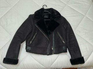 Chaqueta Stradivarius pelo negra