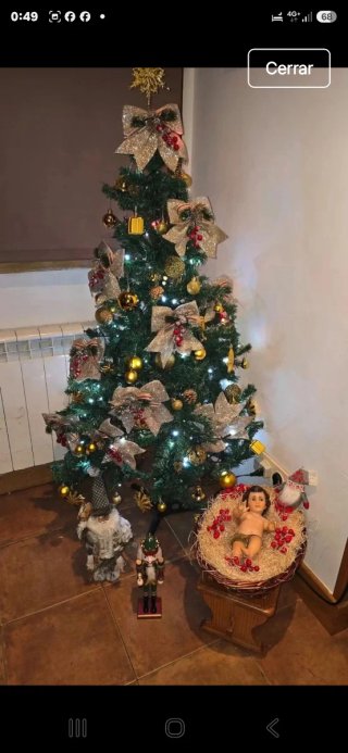 Árbol de Navidad con adornos y luces el niño y los