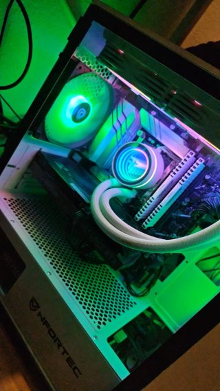 PC Gamer:  I5 / 16GB / RTX3050 / 1TB SSD