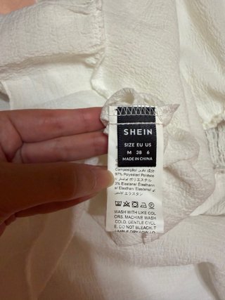 Vestido blanco sin mangas con volantes