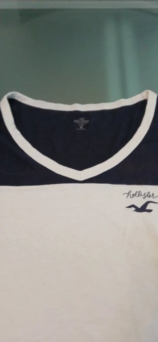 Camiseta Hollister blanca y azul