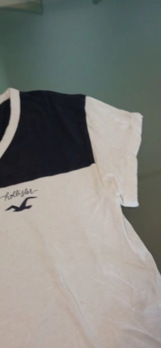 Camiseta Hollister blanca y azul