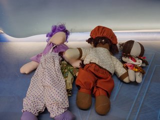4 muñecas de peluche, vintage, diferentes, de 37 a 17 cm.