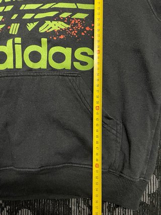 Sudadera adidas negra con logo estampado