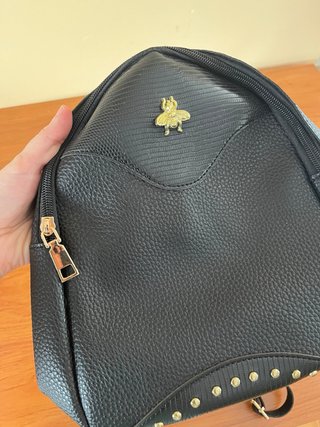 Mochila pequeña negra con detalle de abeja
