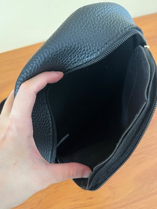 Mochila pequeña negra con detalle de abeja