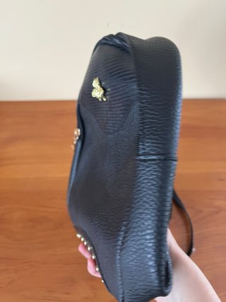 Mochila pequeña negra con detalle de abeja