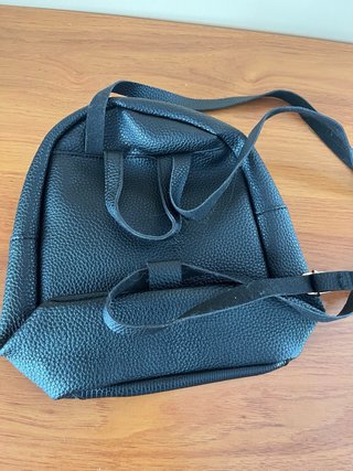 Mochila pequeña negra con detalle de abeja