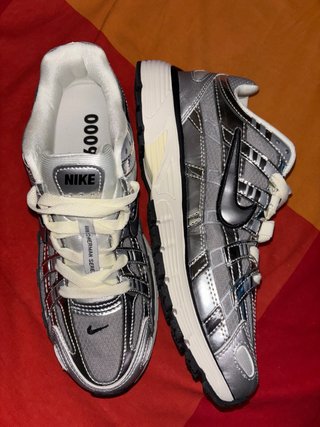 Zapatillas Nike Plateadas y Grises