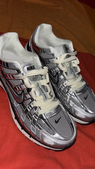 Zapatillas Nike Plateadas y Grises