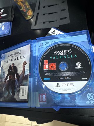 3 Juegos PS5: FC27, Assassin's, Stray