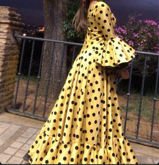 Traje de flamenca amarillo con lunares