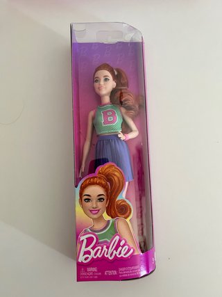 Muñeca Barbie con falda y top