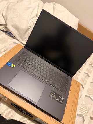 Portátil Asus V16