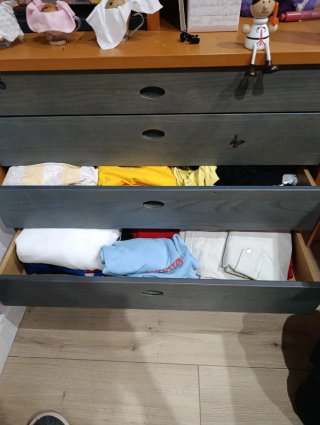 Cómoda de madera con cajones