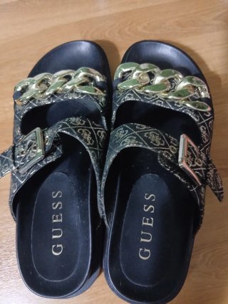 Sandalias Guess negras y doradas con cadena.198€