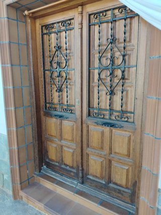 Puerta Principal de Madera con Reja