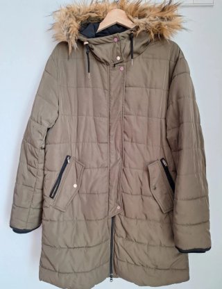 Plumífero verde oliva con capucha