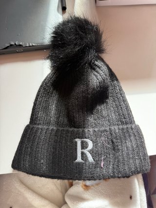 Gorro Negro con Pompon