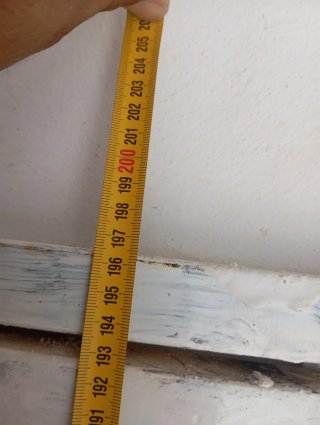 Puerta de hierro forjado con su marco