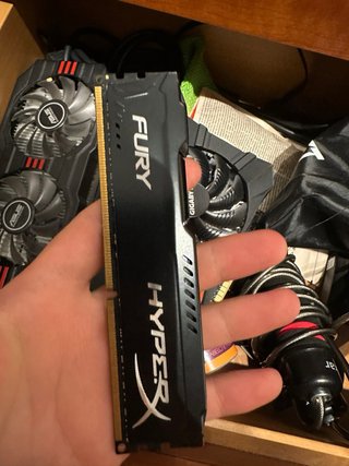 Lote Componentes PC: 2 GPUs y 8GB RAM