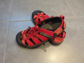 Sandalias Keen senderismo rojas y negras
