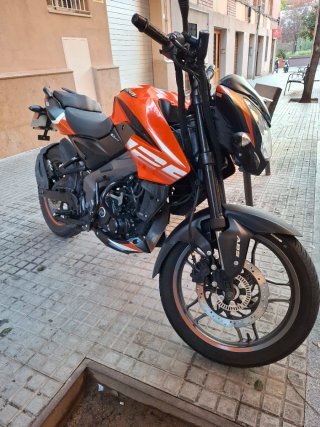 Bajaj Pulsar NS125 Naranja y Negra