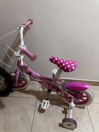 Bicicleta infantil rosa con ruedines