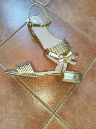 Dos sandalias doradas mujer