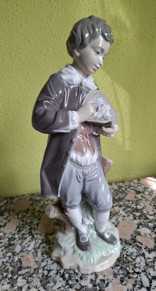 Figura Lladró niño con flores