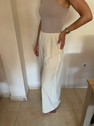 Pantalón ancho Oysho beige