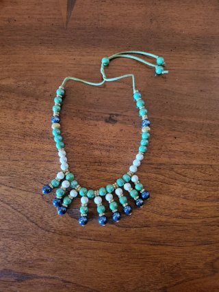 Collana girocollo perle verdi e blu regolabile