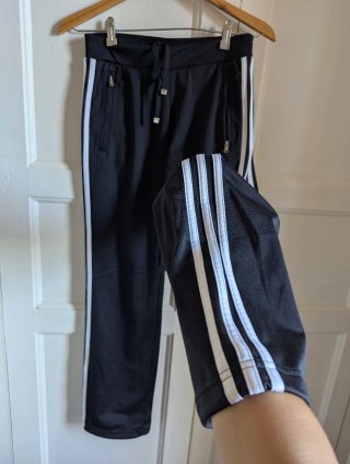 Pantalones Adidas negros con rayas