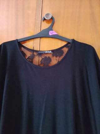 Camiseta Negra con Detalle de Encaje