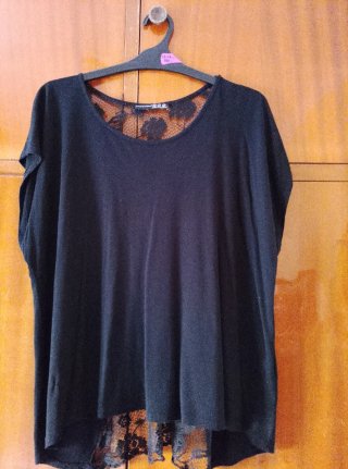 Camiseta Negra con Detalle de Encaje
