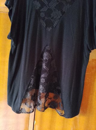 Camiseta Negra con Detalle de Encaje