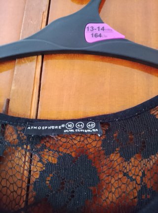 Camiseta Negra con Detalle de Encaje