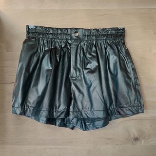 Pantalón corto polipiel negro