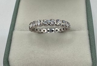Anillo de oro blanco 18kt con diamantes