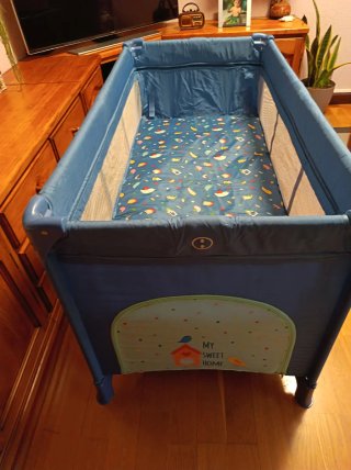 Cuna de viaje azul con estampado infantil