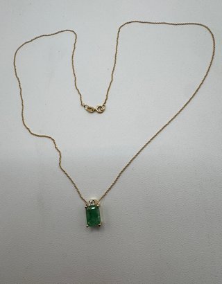 Cadena y colgante de oro 18 kt con esmeralda...