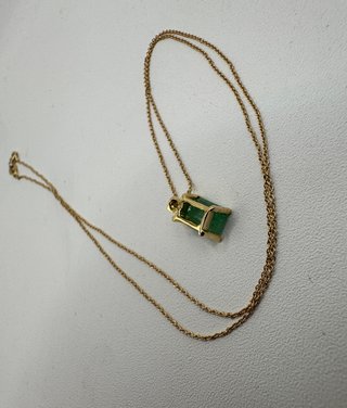Cadena y colgante de oro 18 kt con esmeralda...
