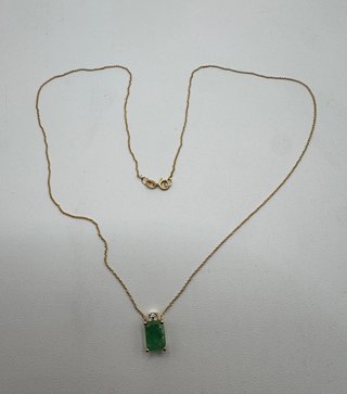 Cadena y colgante de oro 18 kt con esmeralda...