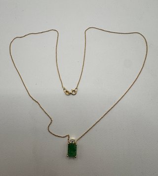Cadena y colgante de oro 18 kt con esmeralda...